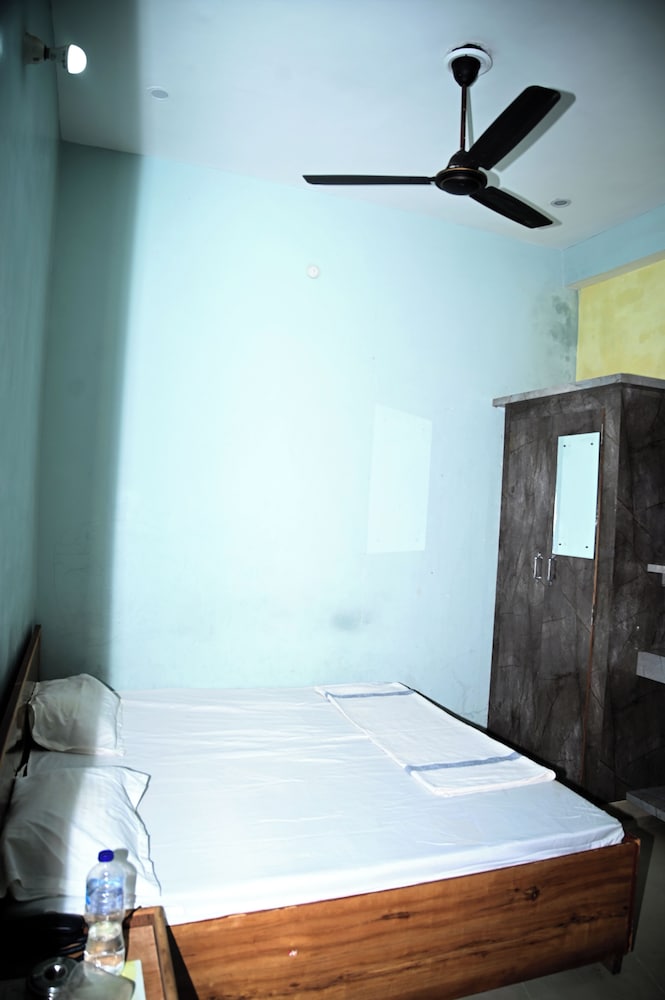 the pachouri hotel and restaurent