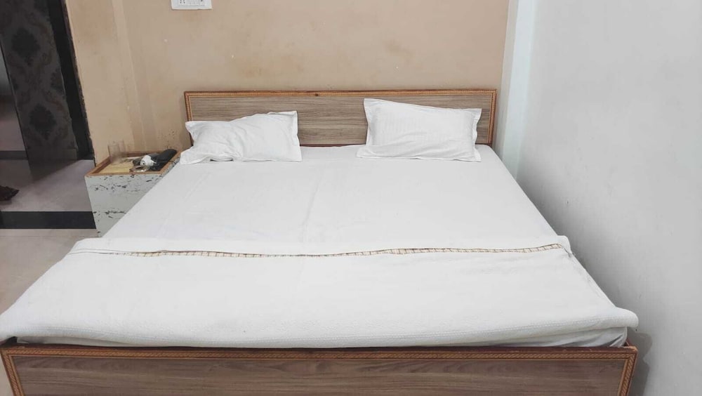 the pachouri hotel and restaurent