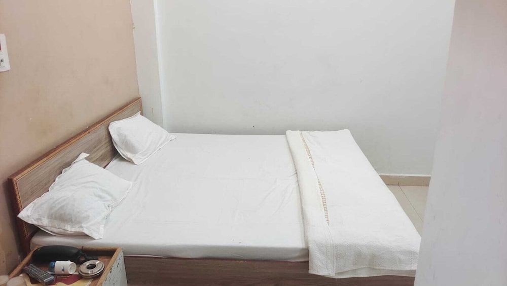 the pachouri hotel and restaurent