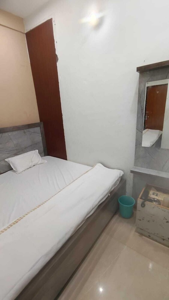 the pachouri hotel and restaurent