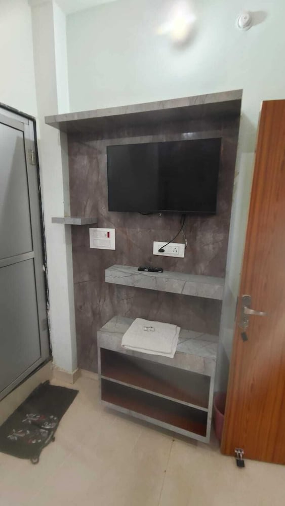 the pachouri hotel and restaurent