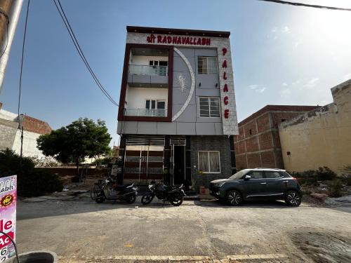 Shree Radhavallabh Palace,,3 star