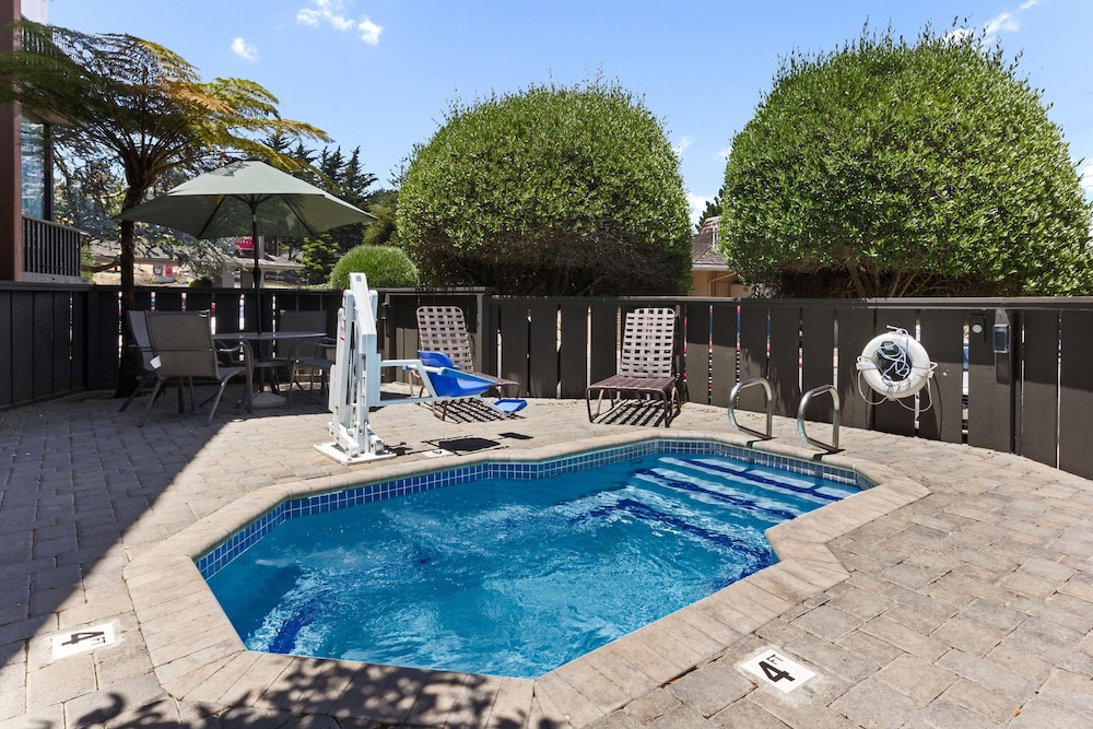 red lion hotel monterey