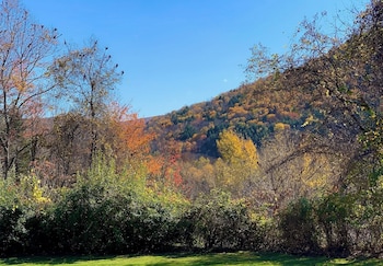 Green Acres Retreat,,2 star