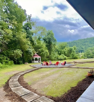 Green Acres Retreat,,2 star
