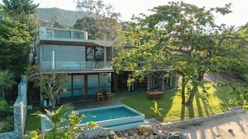 Vows Villa Beachfront,,4 star