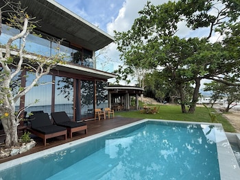 Vows Villa Beachfront,,4 star