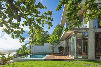 Vows Villa Beachfront,,4 star