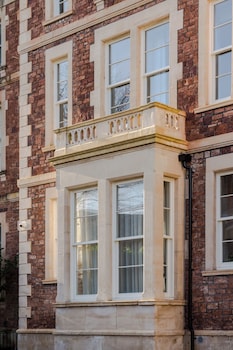 Your Apartment - Pembroke House,,4 star