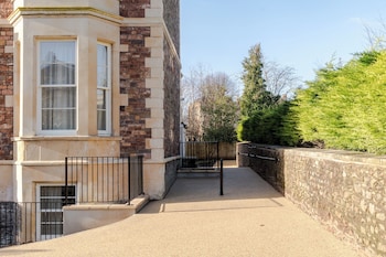 Your Apartment - Pembroke House,,4 star