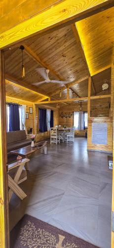 Little Swiss By The Lake,,2 star