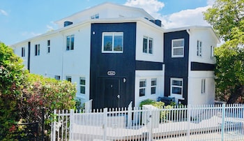 Renzzi Villas,268 Nw 34Th St,3 star