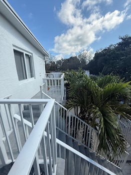Renzzi Villas,268 Nw 34Th St,3 star