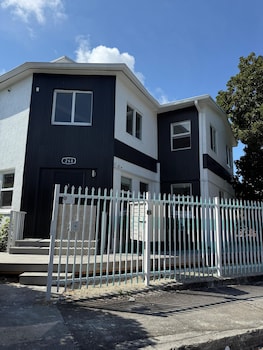 Renzzi Villas,268 Nw 34Th St,3 star