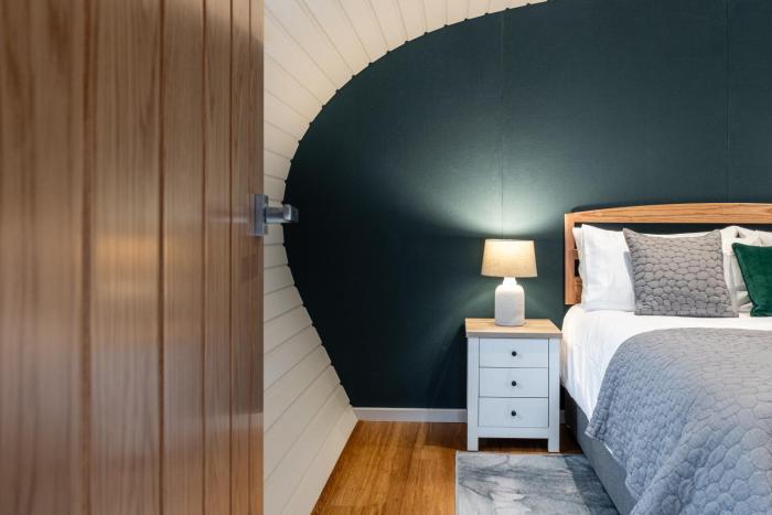 unique 1 bd eco retreat in old chalford