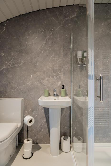 unique 1 bd eco retreat in old chalford