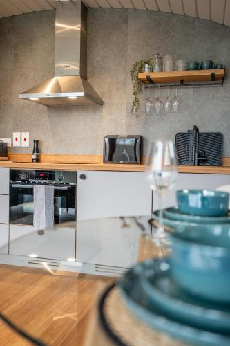 unique 1 bd eco retreat in old chalford