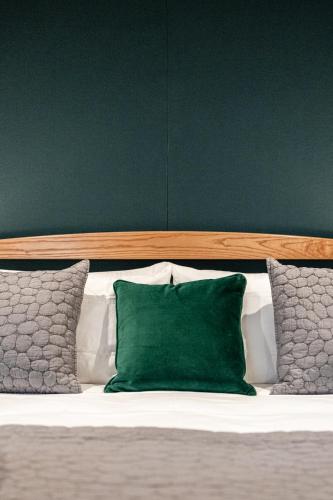 unique 1 bd eco retreat in old chalford