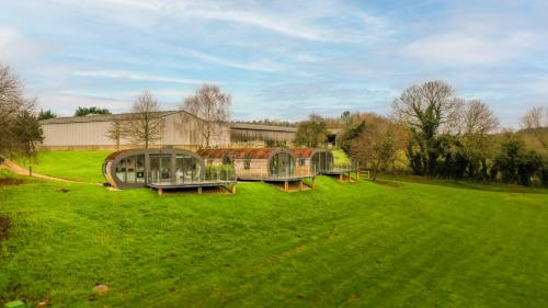 unique 1 bd eco retreat in old chalford