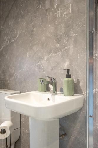 unique 1 bd eco retreat in old chalford