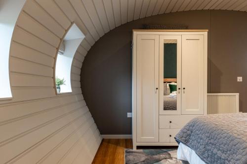 unique 1 bd eco retreat in old chalford