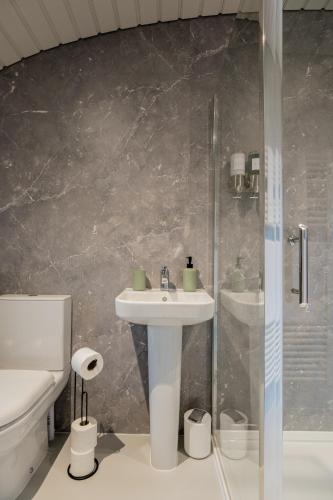 unique 1 bd eco retreat in old chalford