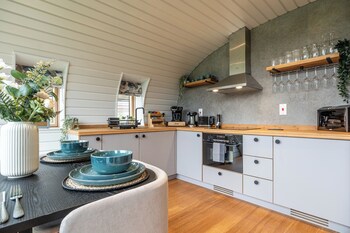 Sustainable 2Bd Pod On Old Chalford Farm,,2 star