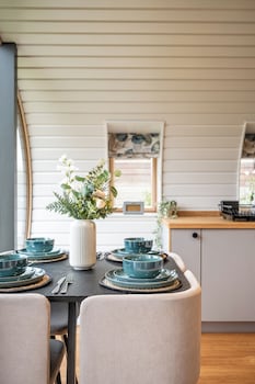 sustainable 2bd pod on old chalford farm