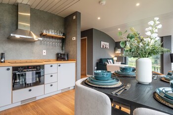 Sustainable 2Bd Pod On Old Chalford Farm,,2 star