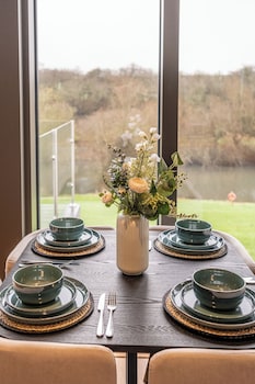 sustainable 2bd pod on old chalford farm