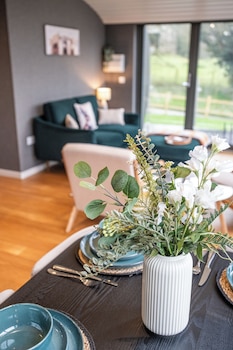 sustainable 2bd pod on old chalford farm