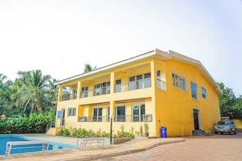 Alaya Stays Veera Marina 1Bhk With Pool,,3 star