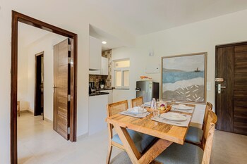 Alaya Stays Veera Marina 1Bhk With Pool,,3 star
