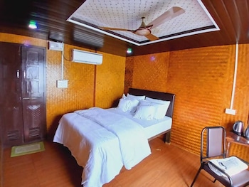 aquaholic a floating villa