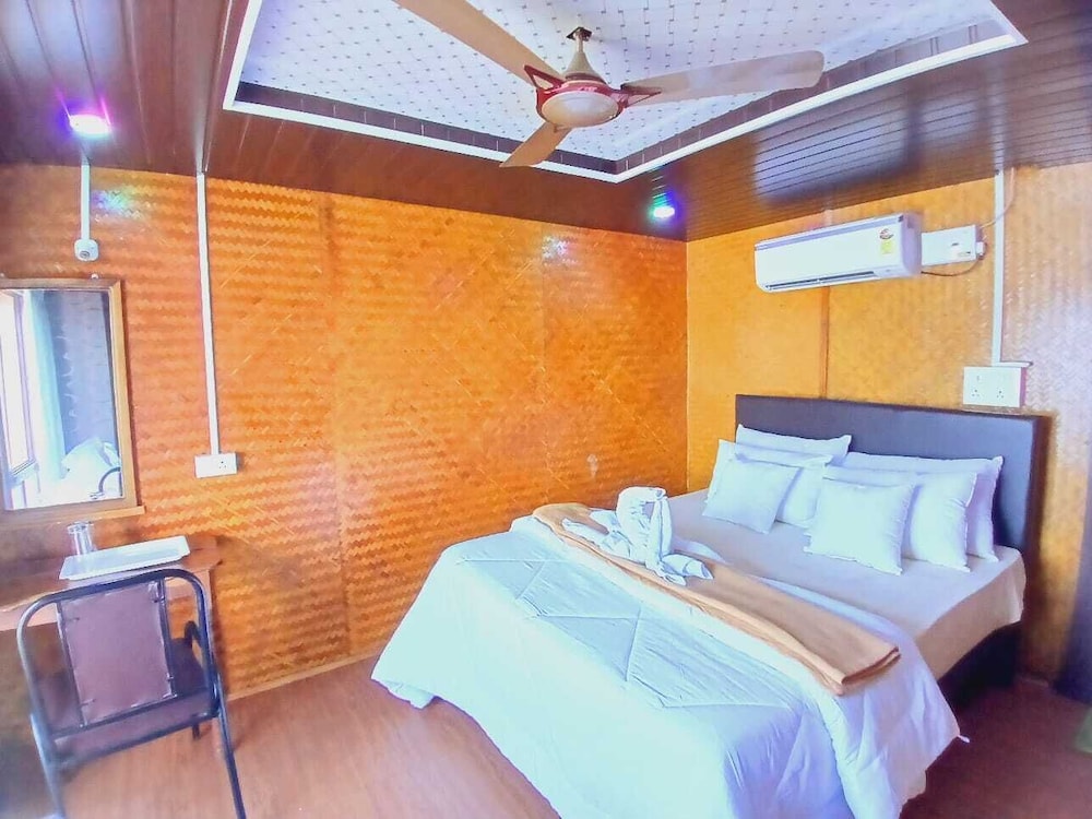 aquaholic a floating villa