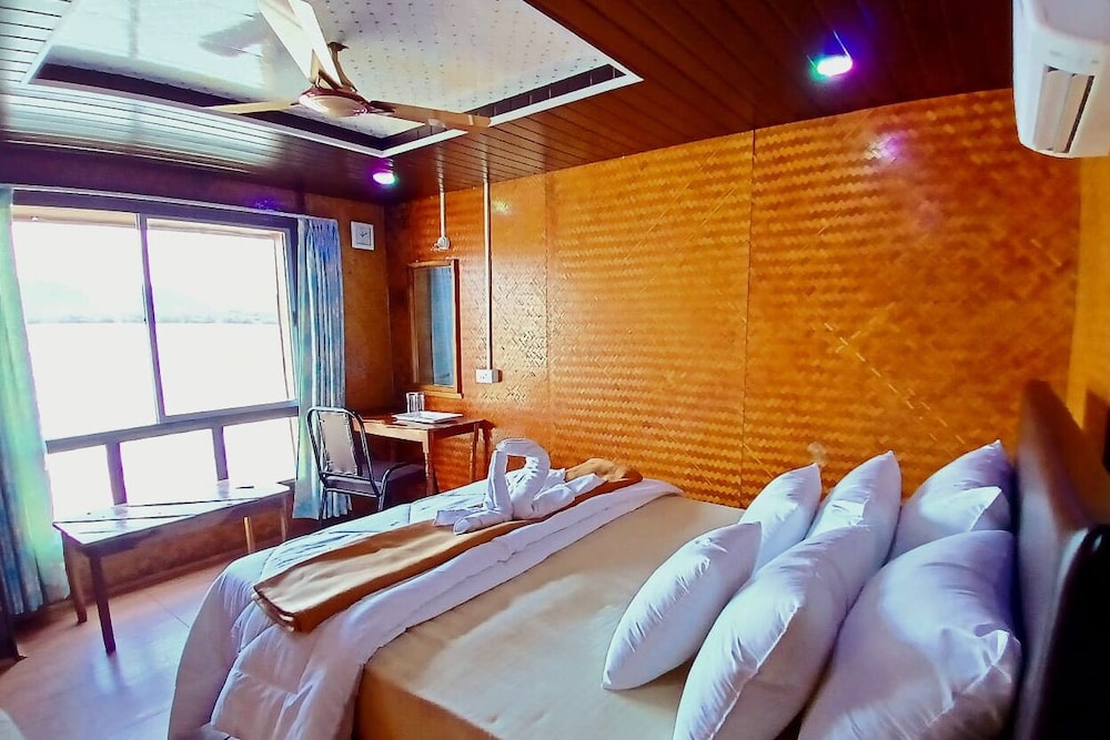 aquaholic a floating villa