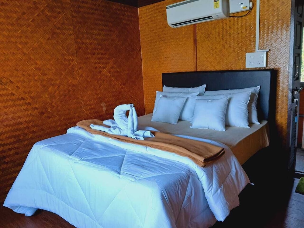 aquaholic a floating villa