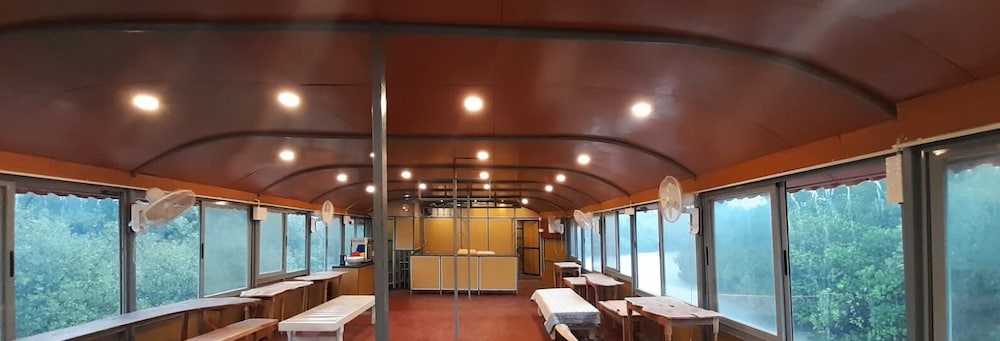 aquaholic a floating villa