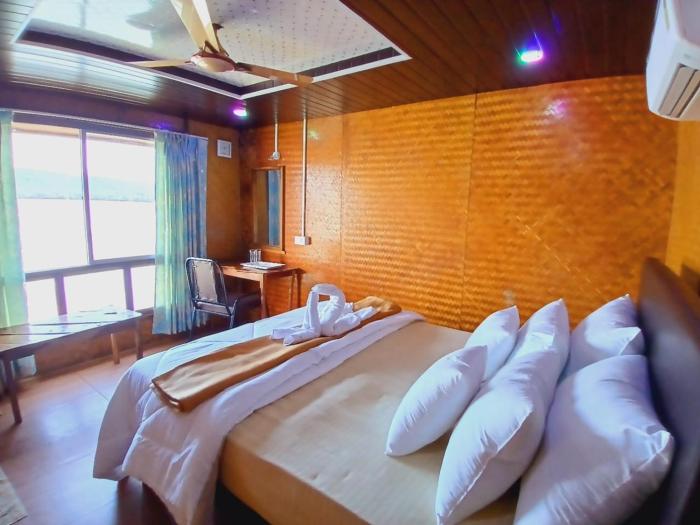 aquaholic a floating villa