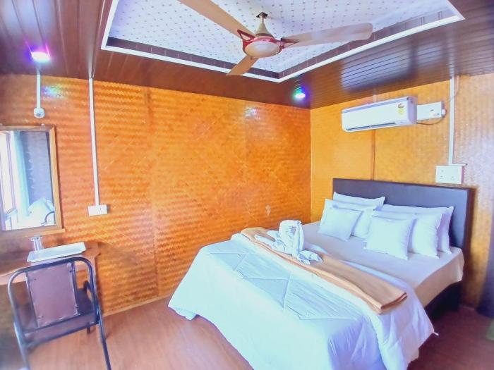 aquaholic a floating villa