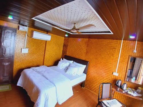 aquaholic a floating villa