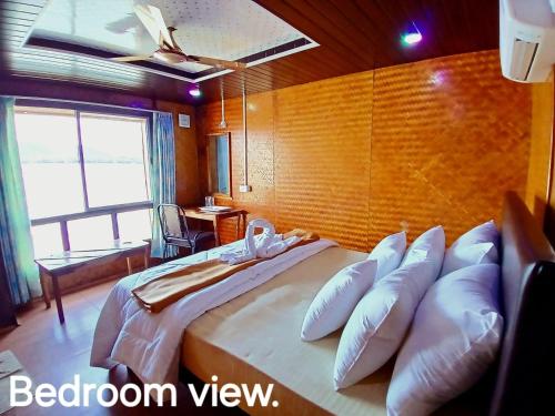 aquaholic a floating villa