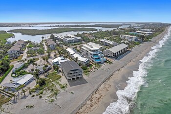 Gulf View Condominiums,2720 N Beach Rd,4 star