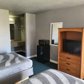 2 Queen Beds Hotel Studio 107 Hot Tub,,2 star