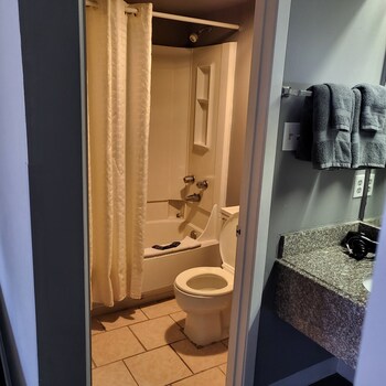 2 Queen Beds Hotel Studio 107 Hot Tub,,2 star