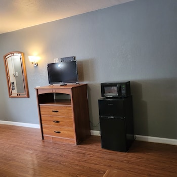 2 Queen Beds Hotel Studio 107 Hot Tub,,2 star