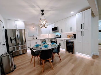 10 Burnett Home,10 Burnett Ferry Rd Sw,2 star