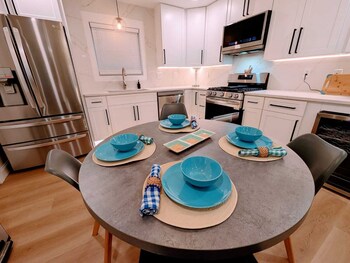 10 Burnett Home,10 Burnett Ferry Rd Sw,2 star