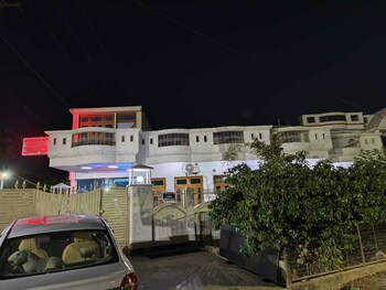 arya holiday home