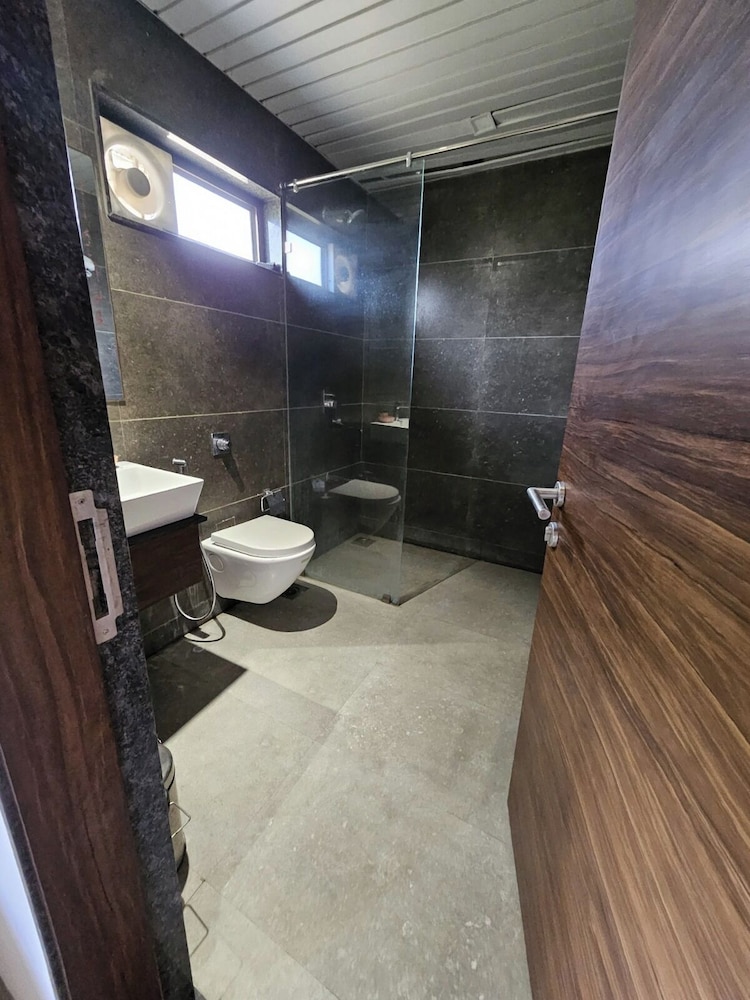 club azzurro resort nalsarovar